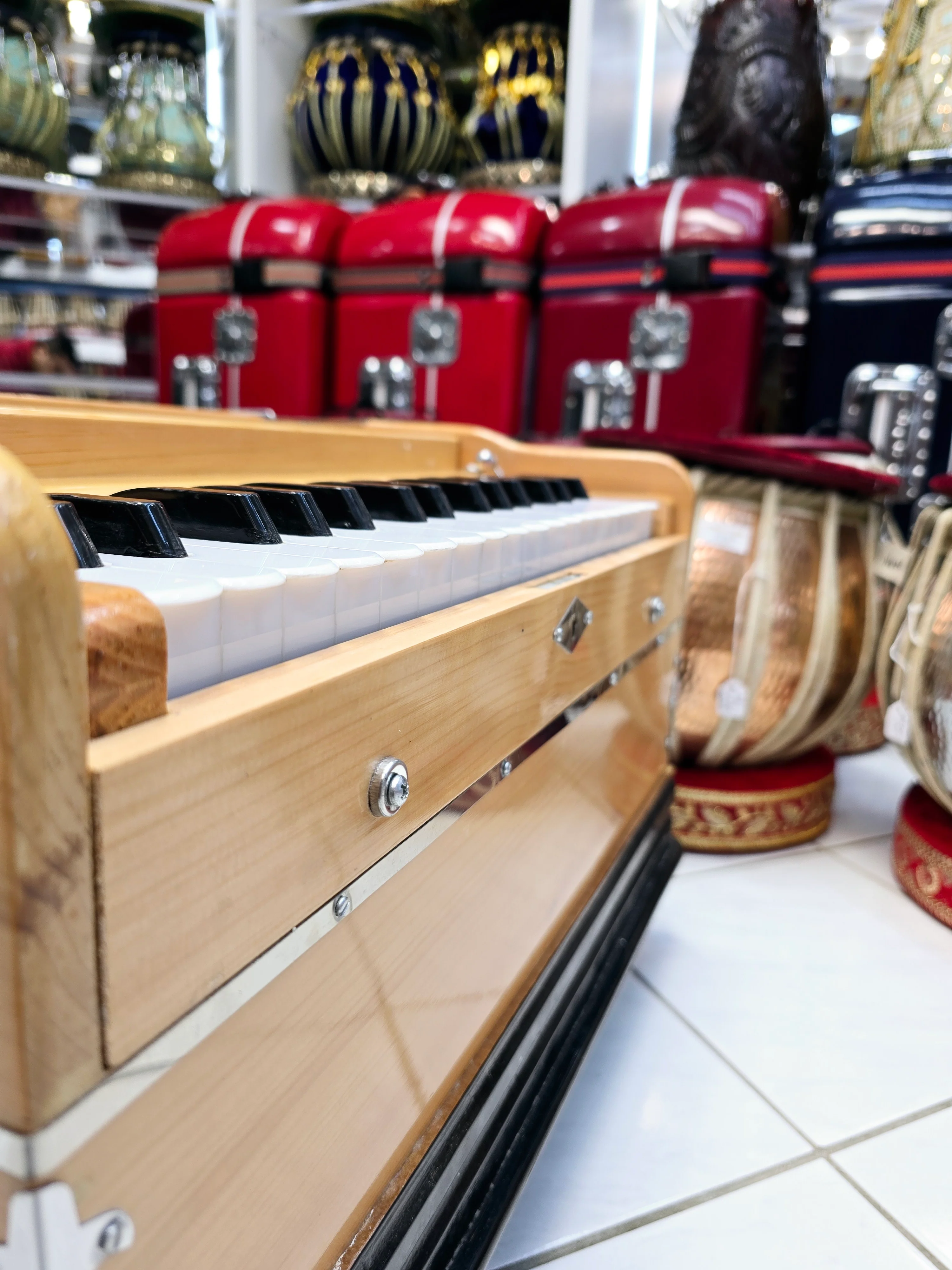 Harmony Echo: Compact Light Wood 32 Keys Semi-Pro Boxed Harmonium with Coupler (Without Stoppers) - Image 4